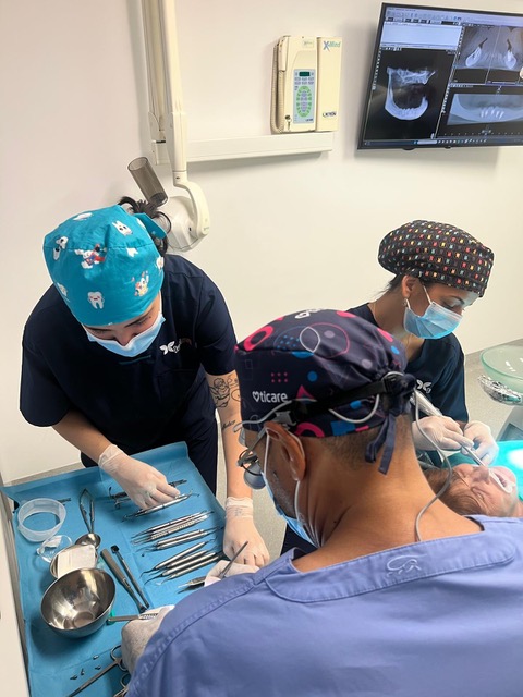 Equipo de cirugía oral en Clínica Dental Imagen