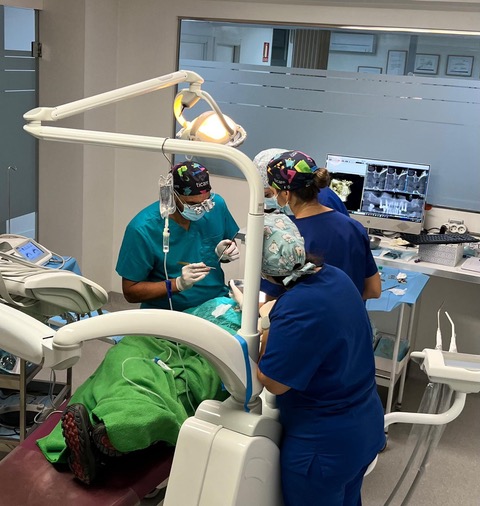 Equipo clínico en tratamiento quirúrgico de Imagen Dental