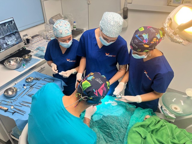 Equipo clínico durante tratamiento con sedación consciente